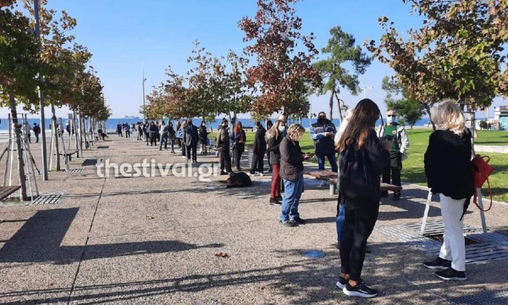 Κορονοϊός: Τεράστιες ουρές στη Θεσσαλονίκη για το τεστ -Ένα βήμα πριν το lockdown